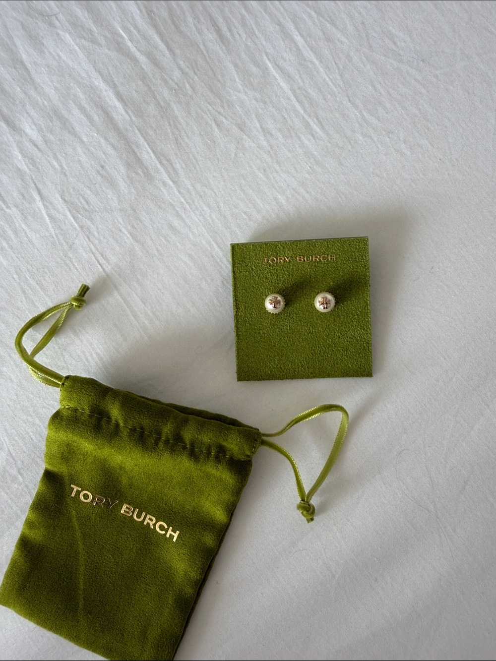 NWT Tory Burch Roxanne Pearl Stud Earning with drawstring pouch